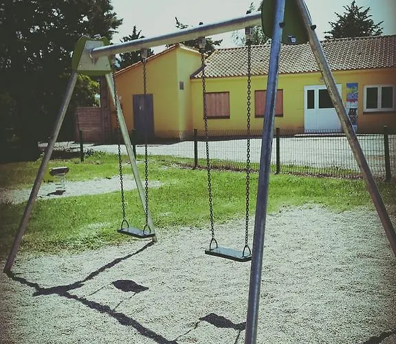 אתר קמפינג Village Les Abricotiers 2*