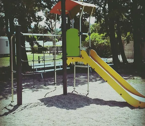 אתר קמפינג Village Les Abricotiers 2*