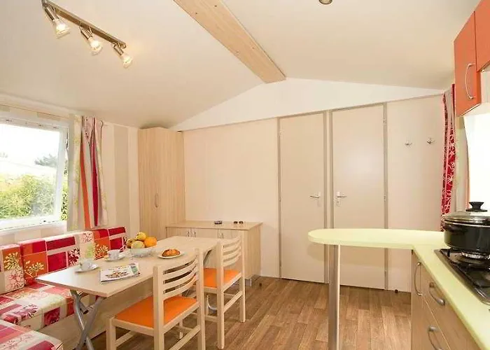 Village Les Abricotiers אתר קמפינג פרפיניין