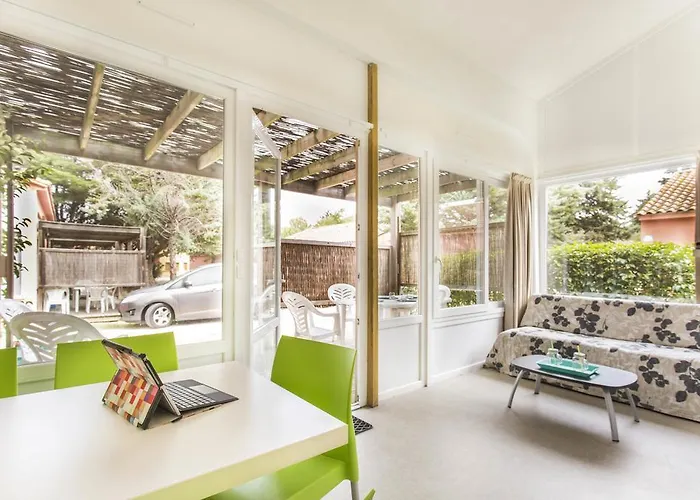 אתר קמפינג Village Les Abricotiers 2*