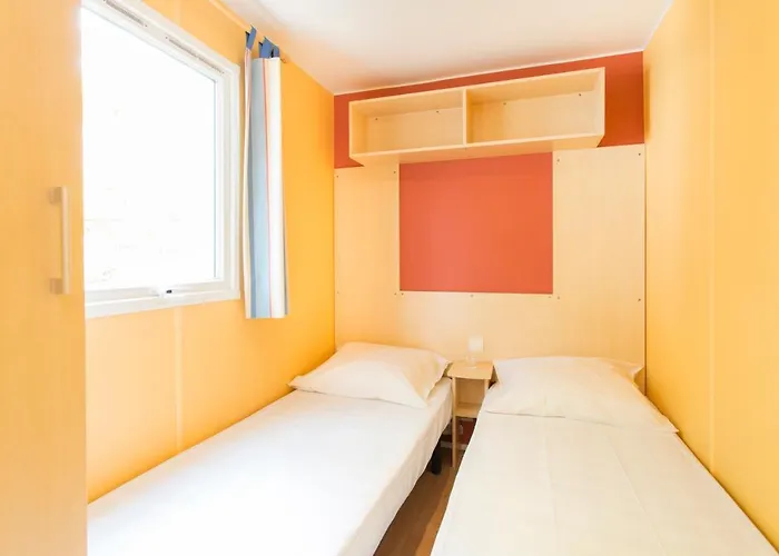 Village Les Abricotiers פרפיניין